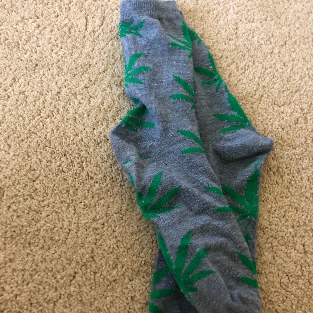 Weed leaf socks - Picture 3 of 3